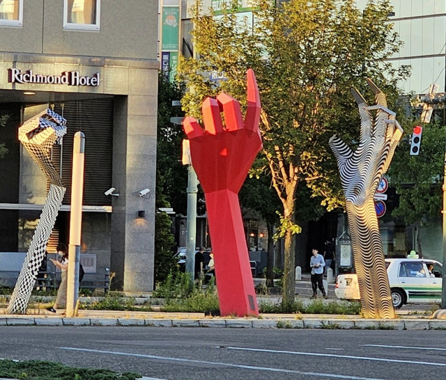 帯広駅前　3本の手？