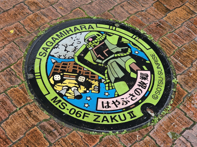 JAXA前のガンダムマンホール